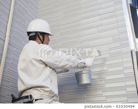 油漆獨立式房屋外牆的畫家 油漆獨立式房屋外牆的畫家 61030494