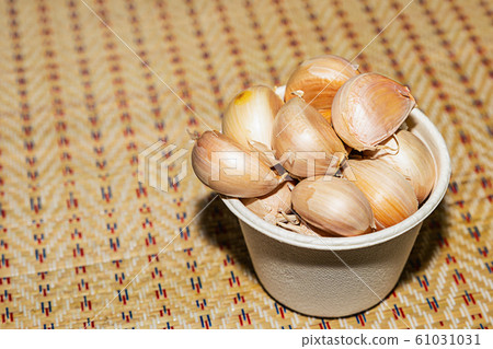 garlic cloves part of whole onion vegetable garlic cloves part of whole onion vegetable 61031031