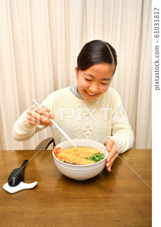 女孩吃除夕蕎麥麵（除夕） 61031817