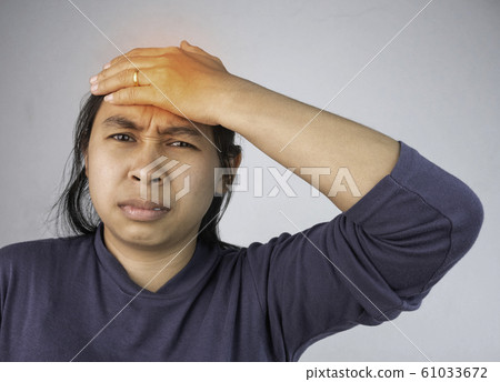 Woman catching on head because she have acute Woman catching on head because she have acute 61033672