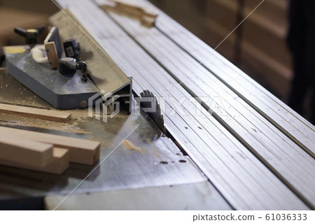 Lathe cutting metal details Lathe cutting metal details 61036333