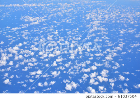 西西里島附近，伊瓦西恩·薩巴恩（Iwashiun Sabaun）的Cirrocumulus Urokoun，在西西里島附近，地中海，多哈⇒定期飛往巴塞羅那的航班 61037504