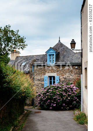 Picturesque street in the medieval village of Rochefort-en-Terre 61038257