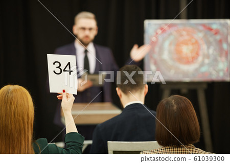 People sitting at auction 61039300