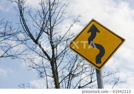 曲折的路標 61042113