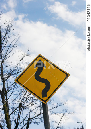 曲折的路標 61042116