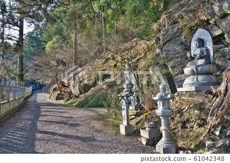 [Maruyama Shojuin Yakuzanji Temple] (Shikoku Sacred Site No. 12 Fudasho) Shimobun, Kamiyama-cho, Meisai-gun, Tokushima Prefecture 61042348