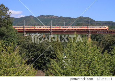 特快列車在鐵橋上運行 61044001