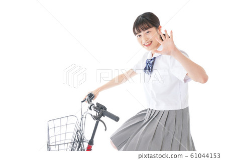 騎自行車去學校的年輕女學生 61044153
