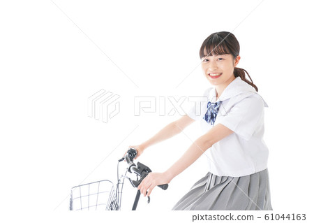 騎自行車去學校的年輕女學生 61044163