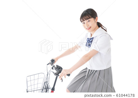 騎自行車去學校的年輕女學生 騎自行車去學校的年輕女學生 61044178