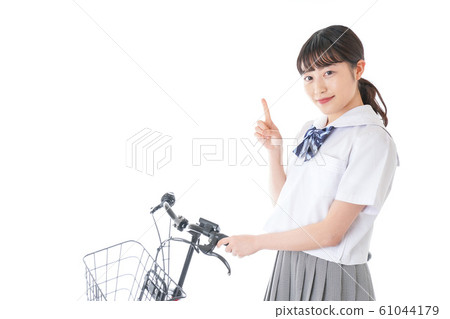 騎自行車去學校的年輕女學生 騎自行車去學校的年輕女學生 61044179