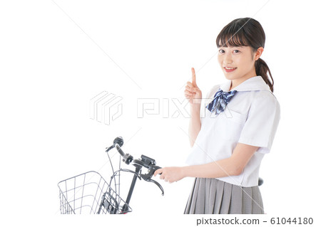 騎自行車去學校的年輕女學生 騎自行車去學校的年輕女學生 61044180