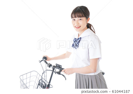 騎自行車去學校的年輕女學生 騎自行車去學校的年輕女學生 61044187