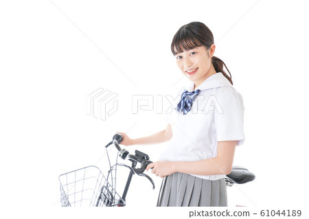 騎自行車去學校的年輕女學生 61044189