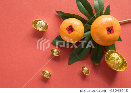 放在老木頭桌子的裝飾 61045448