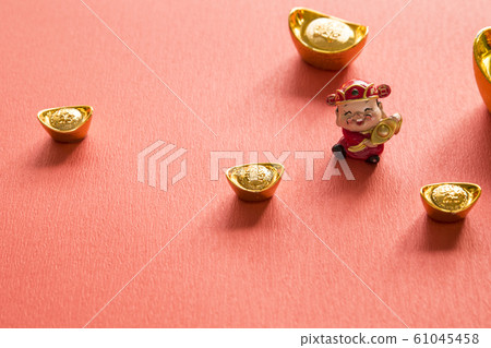 放在老木頭桌子的裝飾 61045458