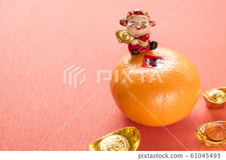 放在老木頭桌子的裝飾 61045493