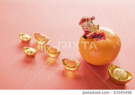 Decoration on old wooden table Decoration on old wooden table 61045496