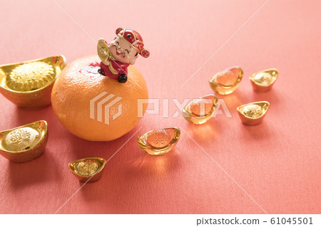 放在老木頭桌子的裝飾 61045501