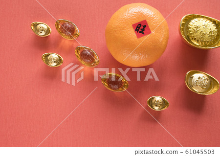 Decoration on old wooden table 61045503