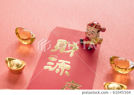 放在老木頭桌子的裝飾 61045504