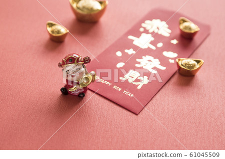放在老木頭桌子的裝飾 放在老木頭桌子的裝飾 61045509