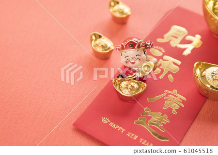 放在老木頭桌子的裝飾 61045518