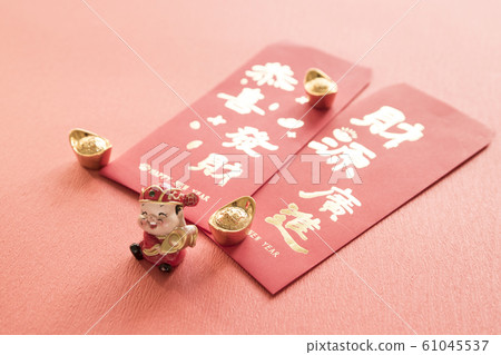 放在老木頭桌子的裝飾 61045537