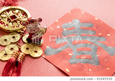 放在老木頭桌子的裝飾 61045550