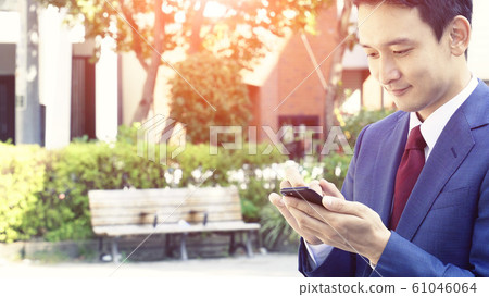 使用智能手機的商人 使用智能手機的商人 61046064