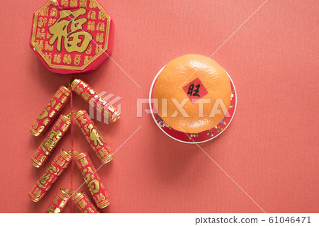 放在老木頭桌子的裝飾 61046471