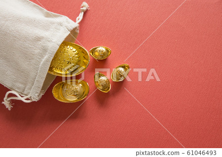 Decoration on old wooden table 61046493
