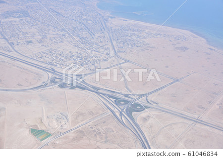 卡塔爾國家多哈的多哈鳥瞰圖⇒飛往巴塞羅那的定期航班鳥瞰圖從多哈機場起飛後立即 卡塔爾國家多哈的多哈鳥瞰圖⇒飛往巴塞羅那的定期航班鳥瞰圖從多哈機場起飛後立即 61046834