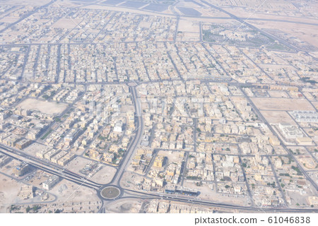 卡塔爾國家多哈的多哈鳥瞰圖⇒飛往巴塞羅那的定期航班鳥瞰圖從多哈機場起飛後立即 卡塔爾國家多哈的多哈鳥瞰圖⇒飛往巴塞羅那的定期航班鳥瞰圖從多哈機場起飛後立即 61046838