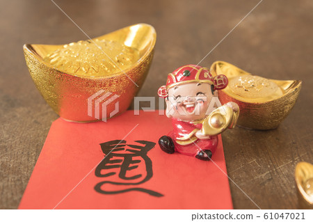 放在老木頭桌子的裝飾 放在老木頭桌子的裝飾 61047021