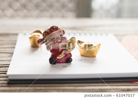 放在老木頭桌子的裝飾 61047037