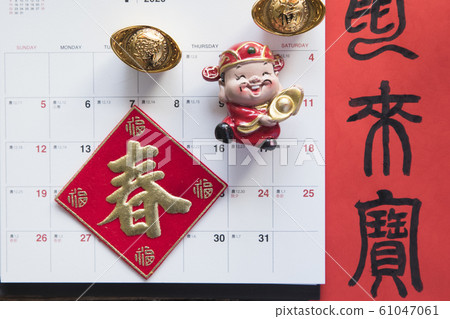 Decoration on old wooden table Decoration on old wooden table 61047061