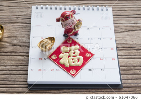 放在老木頭桌子的裝飾 61047066