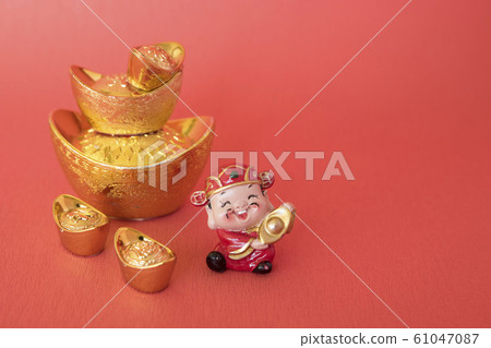 放在老木頭桌子的裝飾 61047087