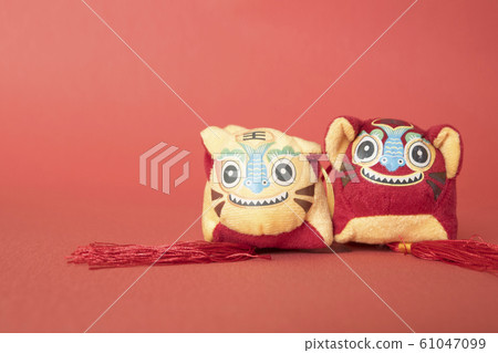 放在老木頭桌子的裝飾 61047099