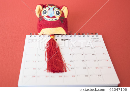 放在老木頭桌子的裝飾 61047106