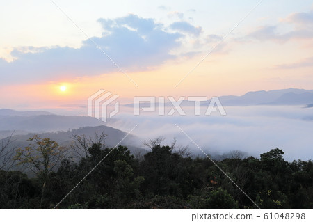 旭山和從築屋山看到的雲海(川內河風暴) 旭山和從築屋山看到的雲海(川內河風暴) 61048298
