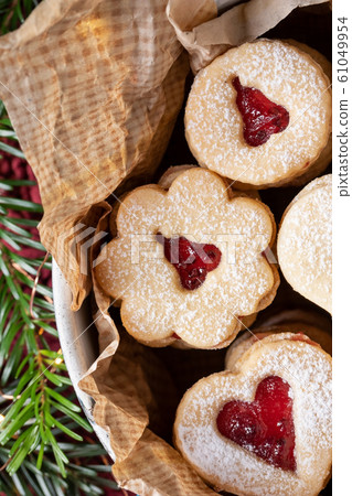 Detail of traditional Linzer Christmas cookies 61049954