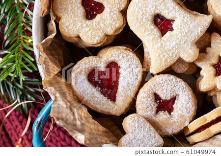 Closeup of Linzer Christmas cookies filled with marmalade 61049974