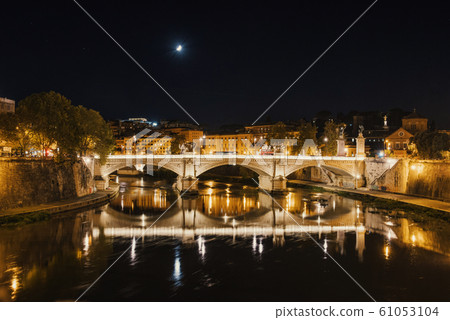 Night view at St. Peter's cathedral in Rome, Italy 61053104