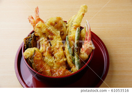 米飯和油炸魚碗 61053516