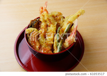 米飯和油炸魚碗 61053517