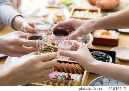 A toast with sake 61054345