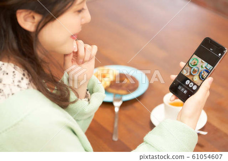 A woman looking at a lunch photo 61054607